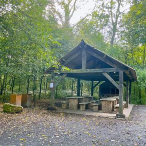 table de picnic pendant la balade du grand cerf
