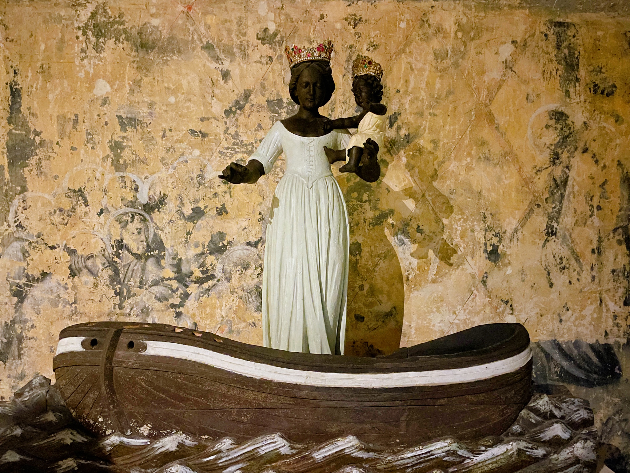 Statue de la vierge à l'enfant dans la crypte de Boulogne sur Mer, Côte d'Opale
